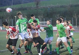 Jugadores del 'Haundi' y del Hernani en un lance del partido del pasado fin de semana, en Mintxeta.