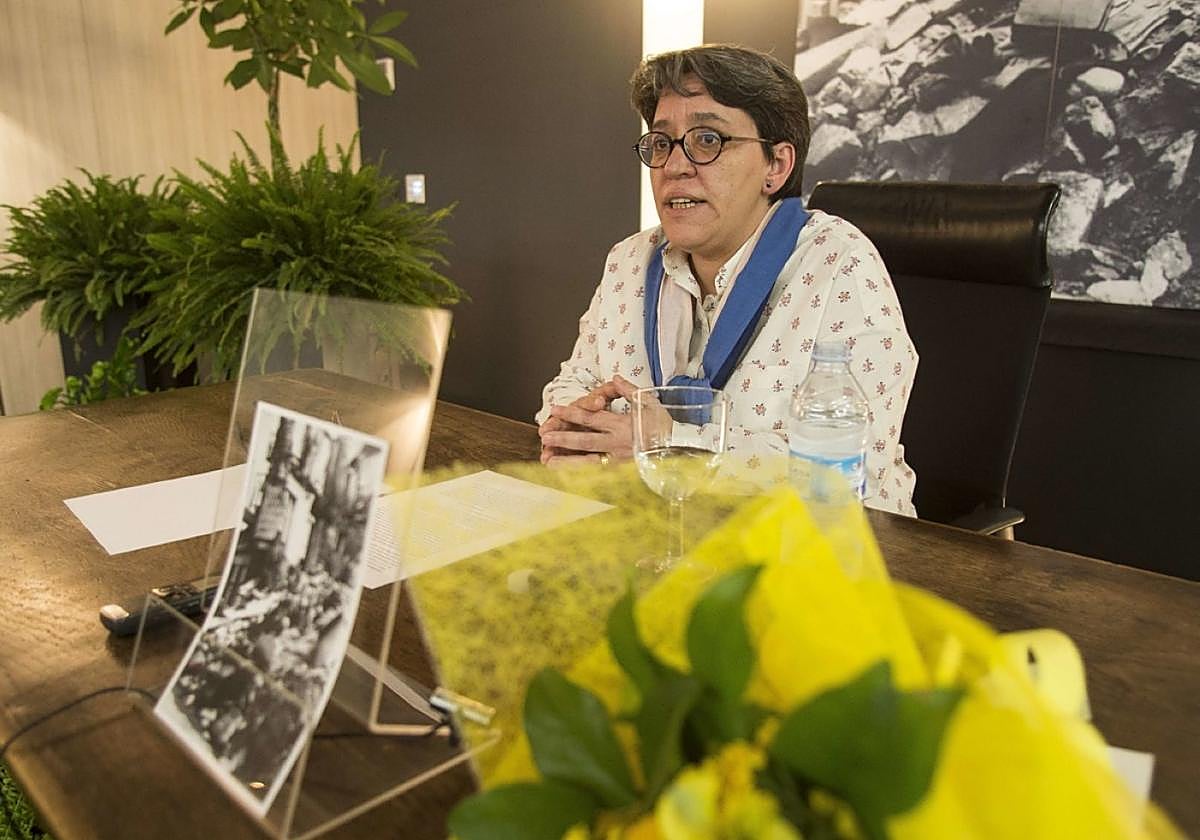 Mertxe Tranche, durante la presentación de uno de sus libros sobre la Guerra Civil en Irun.
