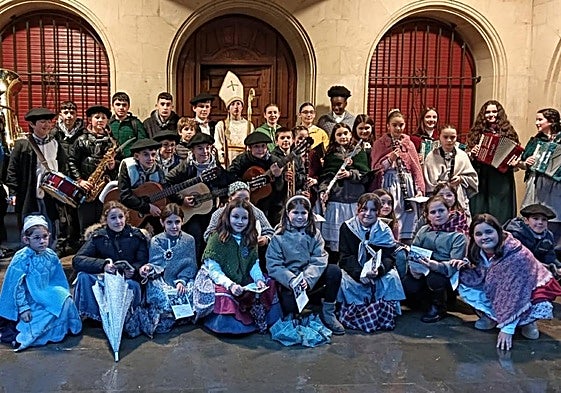 San Nicolás. Aupado por escolares y músicos, este jueves.