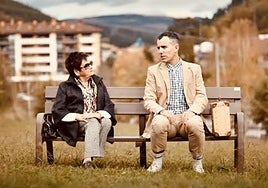 La veterana comerciante aretxabaletarra ya jubilada, Angelines, y Forrest Gump (Kepa Errasti) en la mítica escena del banco.