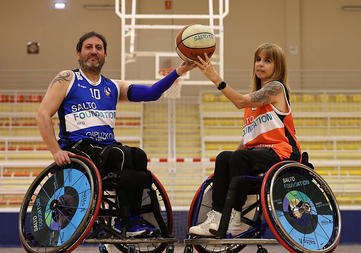 Entrenamiento. Oskar Sánchez y Rocío Muñoz antes de un entrenamiento esta semana en el Polideportivo de Bidebieta.