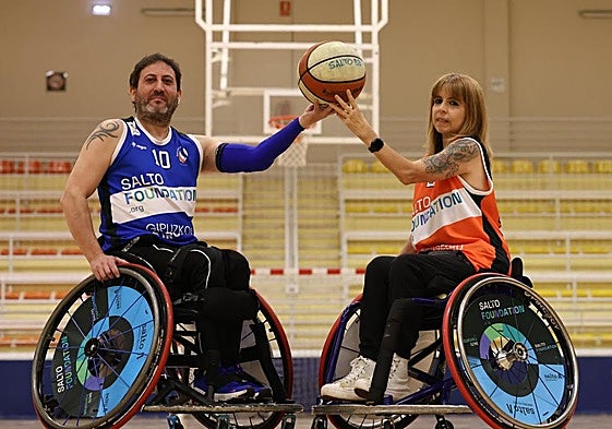 Entrenamiento. Oskar Sánchez y Rocío Muñoz antes de un entrenamiento esta semana en el Polideportivo de Bidebieta.