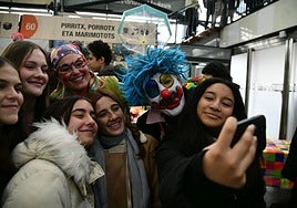 Gazteek Landako Gunea bete dute ateak ireki eta berehala.