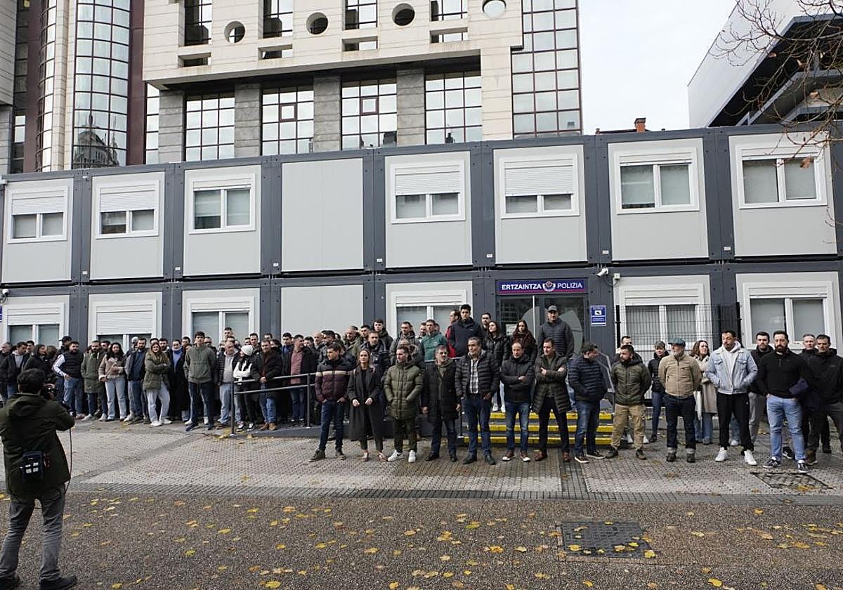 Imagen de la concentración celebrada a las dos y media de la tarde ante la comisaría de la Ertzaintza en Ondarreta, en el barrio donostiarra de El Antiguo.