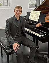 Joseba Korta Pacheco junto al piano.