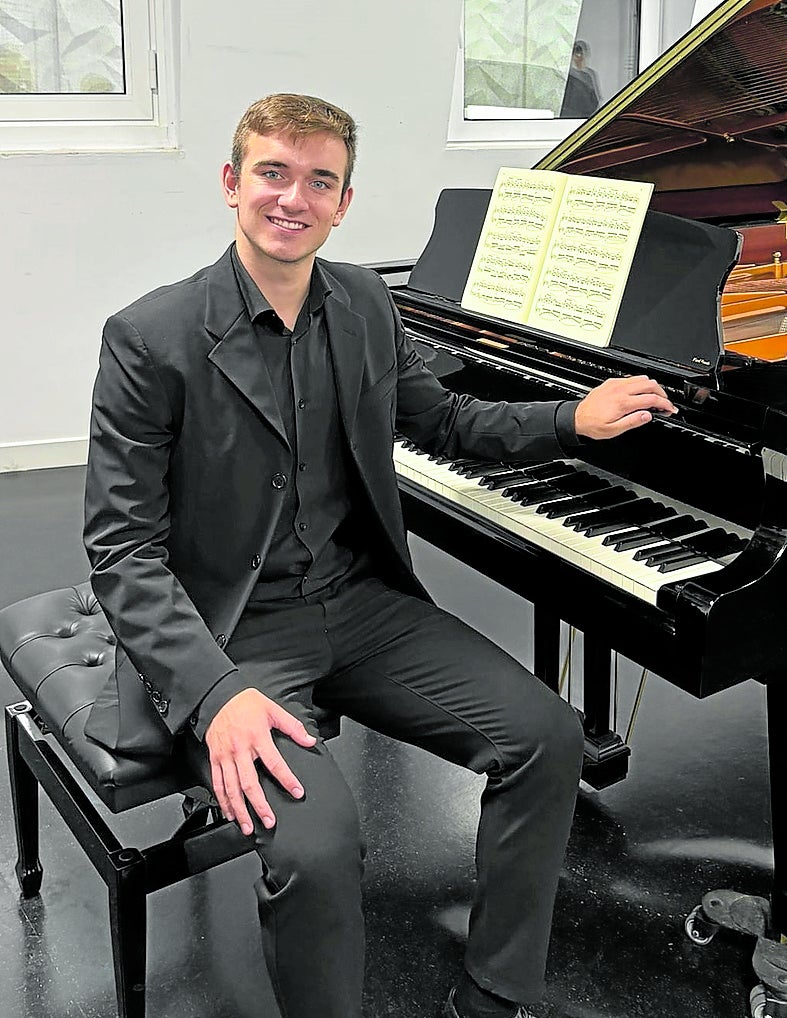 Joseba Korta Pacheco junto al piano.