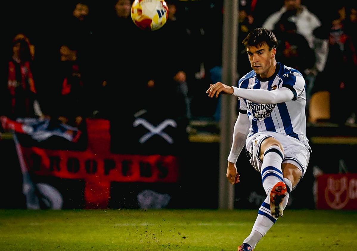 Luken Beitia despeja un balón durante el encuentro ante el Reus