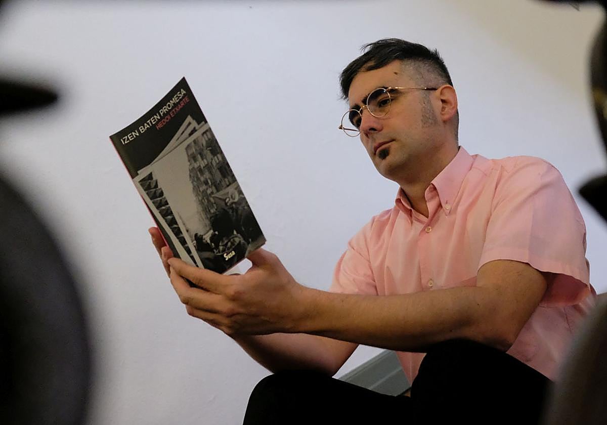 Hedoi Etxarte, 'Izen baten promesa' liburua aurkeztu aurretik.