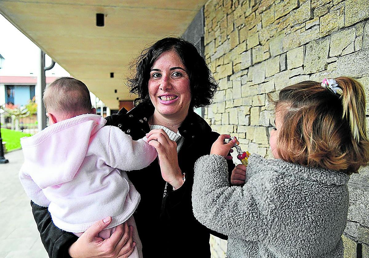Itsaso González, madre soltera por elección, posa con sus hijas Nahia, de cuatro meses, y Maren, de cuatro años, en Usurbil.