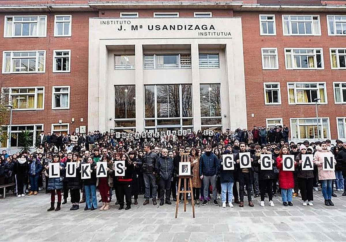 Concentración en memoria de Lukas Agirre.