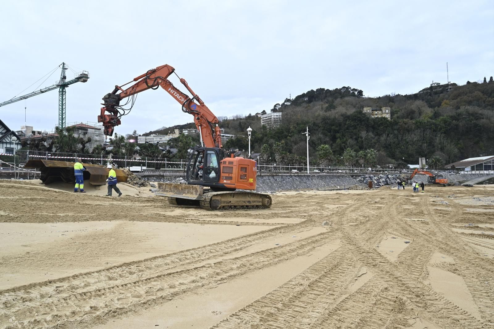 Las mareas vivas reabren los boquetes del muro de costa en Ondarreta