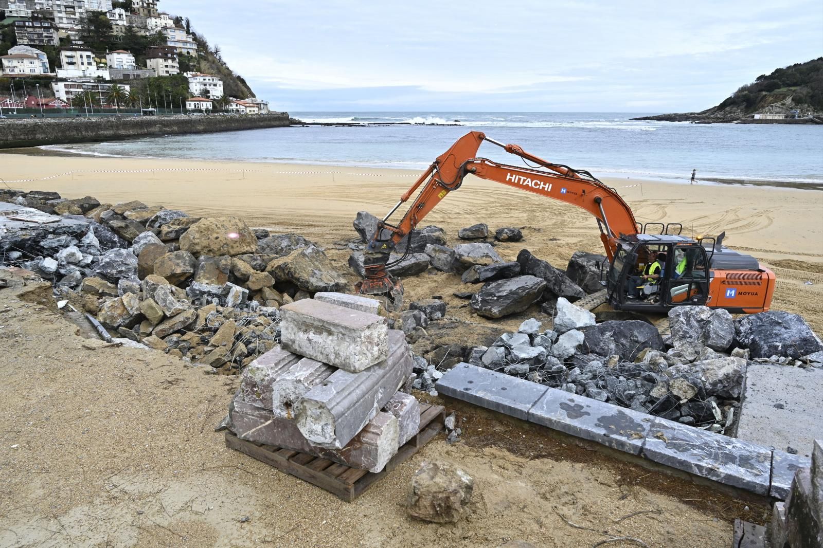Las mareas vivas reabren los boquetes del muro de costa en Ondarreta