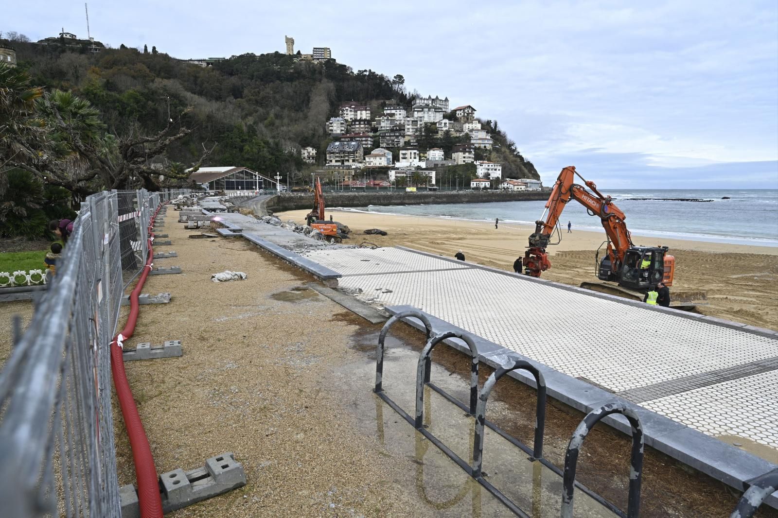Las mareas vivas reabren los boquetes del muro de costa en Ondarreta