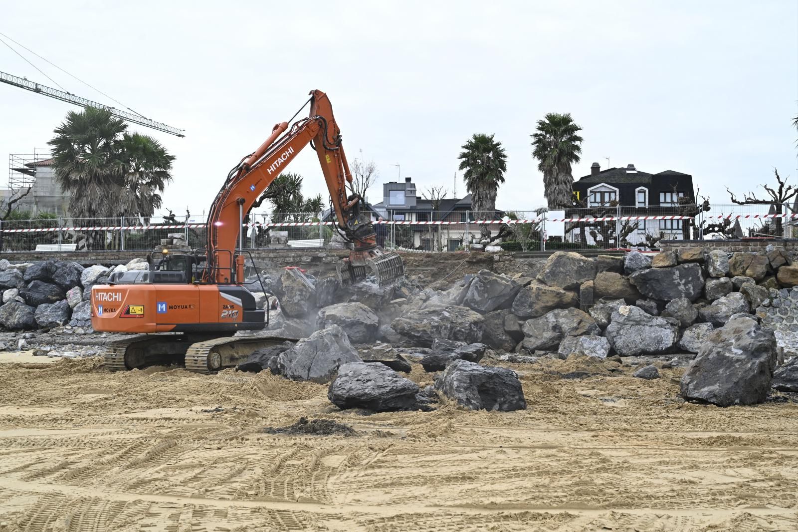 Las mareas vivas reabren los boquetes del muro de costa en Ondarreta