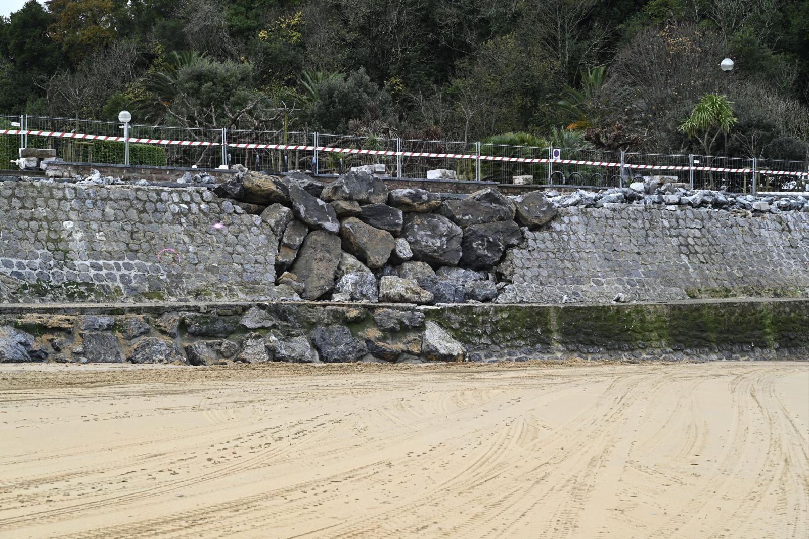 Las mareas vivas reabren los boquetes del muro de costa en Ondarreta