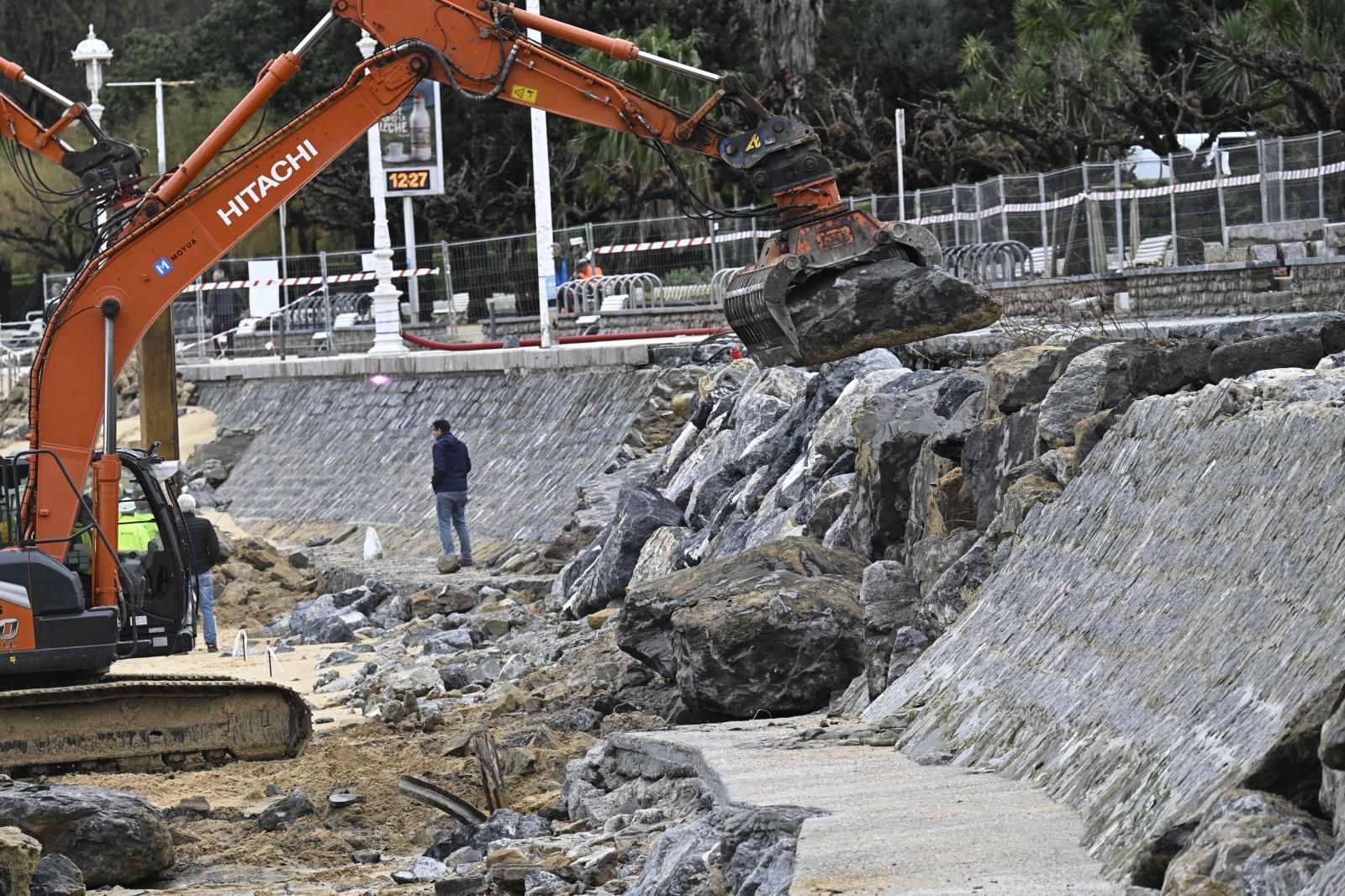 Las mareas vivas reabren los boquetes del muro de costa en Ondarreta
