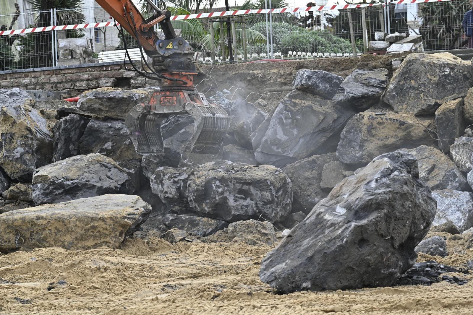 Las mareas vivas reabren los boquetes del muro de costa en Ondarreta