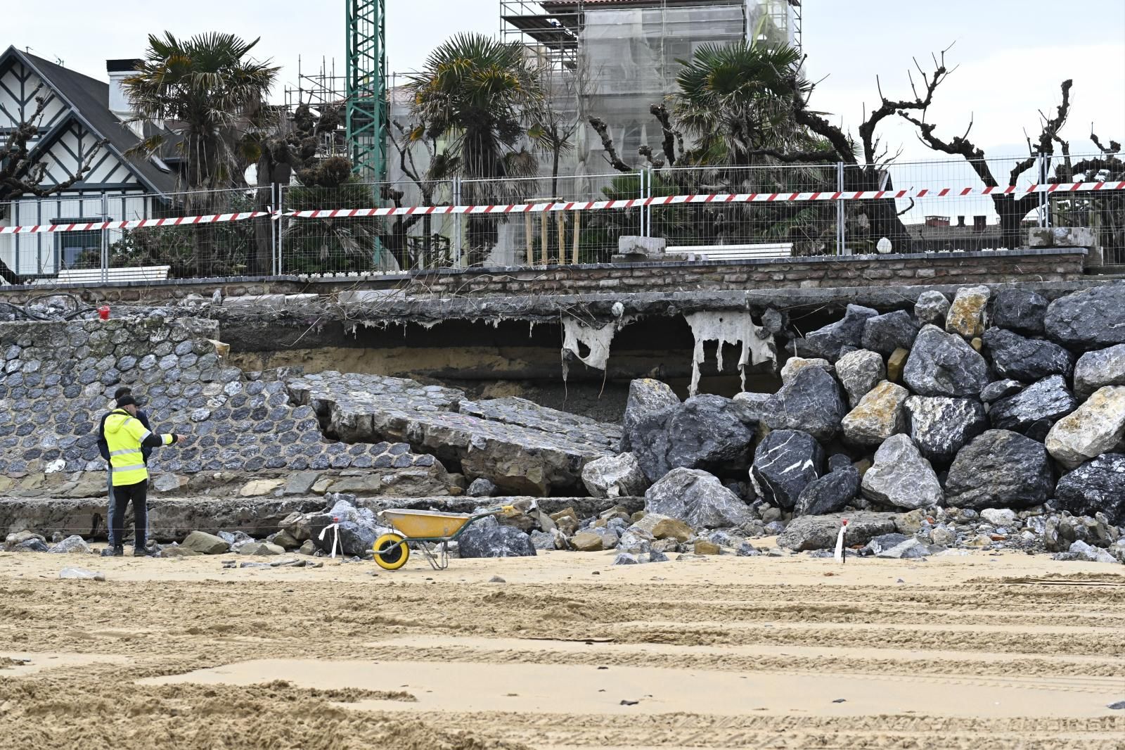 Las mareas vivas reabren los boquetes del muro de costa en Ondarreta