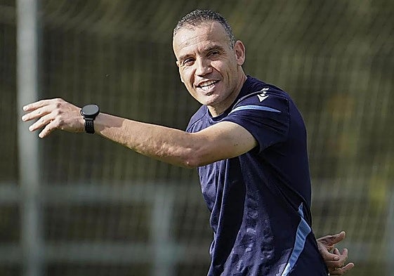 Sergio realiza una indicación durante un entrenamiento de la Real en Zubieta.