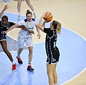 Paige Robinson lanza de tres ante el Joventut.