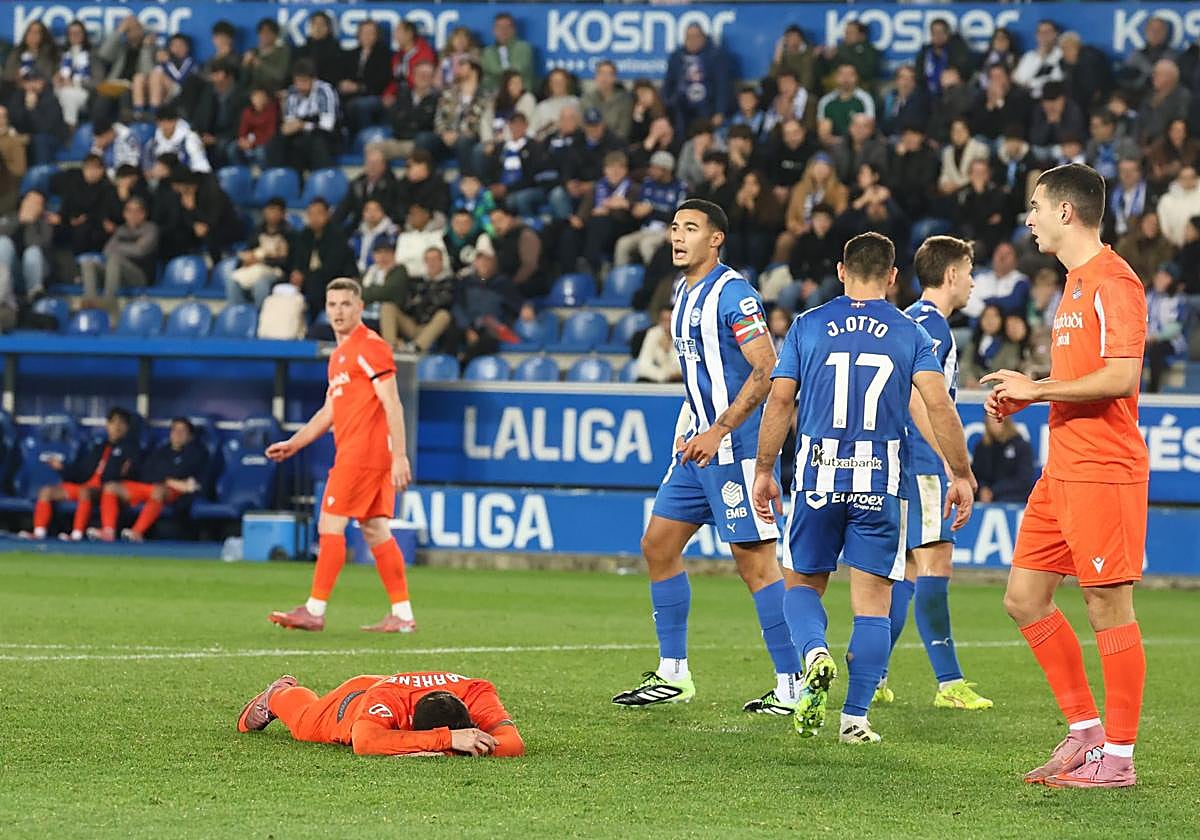 Barrene se lamenta en el suelo tras rematar fuera de cabeza.