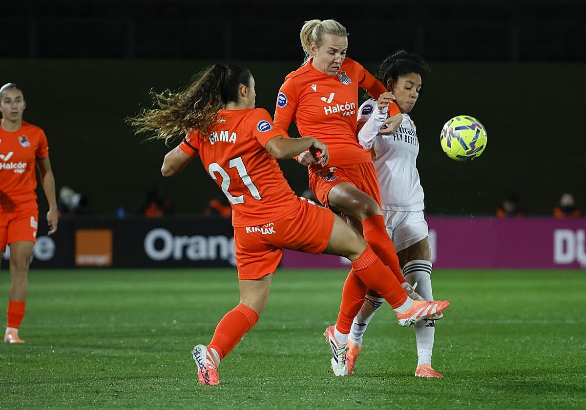 Emma Ramírez y Cahynová pelean para hacerse con un balón.
