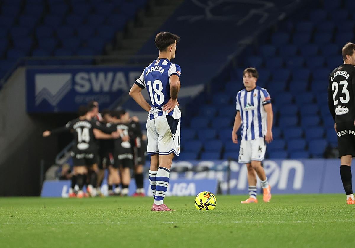 Carrera se dispone a sacar de centro tras el gol del Sporting.