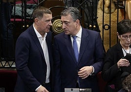 Otegi con Esteban en una foto de archivo.