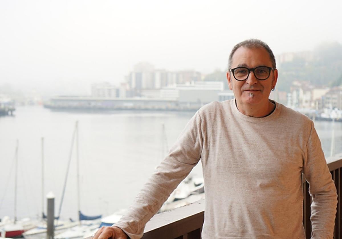 El alcalde de Pasaia, Teo Alberro, en el balcón del Palacio Arizanalo que se asoma al puerto.