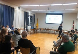 Cooperación. Imagen de una de las sesiones realizadas con los vecinos de la localidad en el salón de plenos. udala