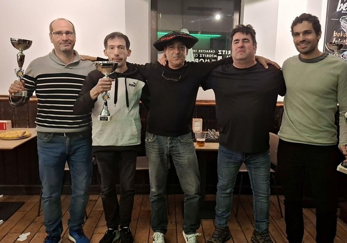 Imagen de los primeros clasificados del torneo, en el bar Kixkal.
