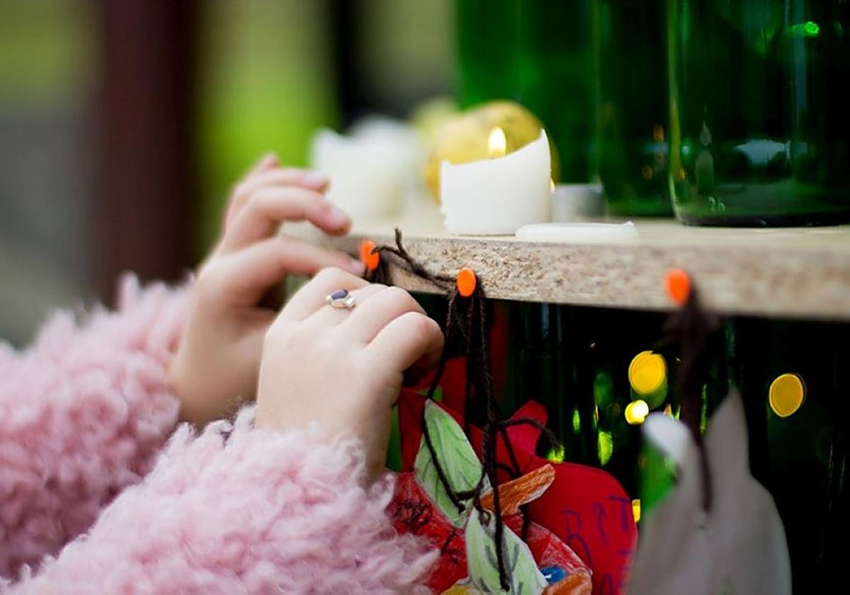 La decoración del pino navideño es uno de los atractivos del museo Sagardoetxea desde hoy.