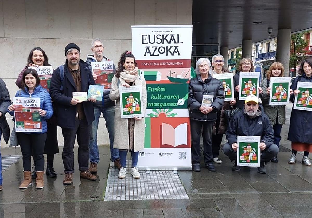 Organizadores y participantes en el mercado de Navidad y en la Euskal Azoka presentaron los dos eventos junto al auditorio.
