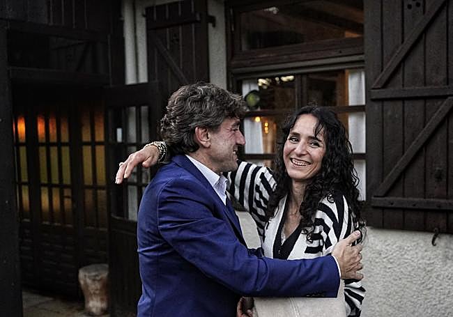 La despedida entre Eneko Andueza y Maider García, con un abrazo.