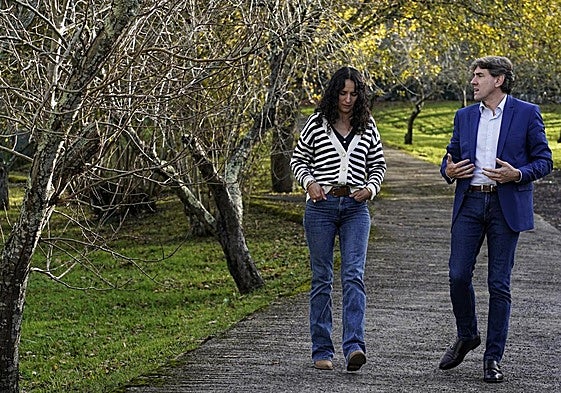 Maider García Martín, paseando junto a Eneko Andueza en Irun.