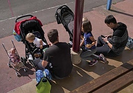 Dos padres ccuidan de sus hijos de corta edad.