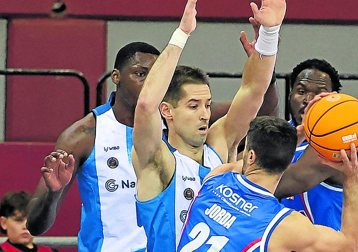 Mikel Motos frena un ataque de Jordá.