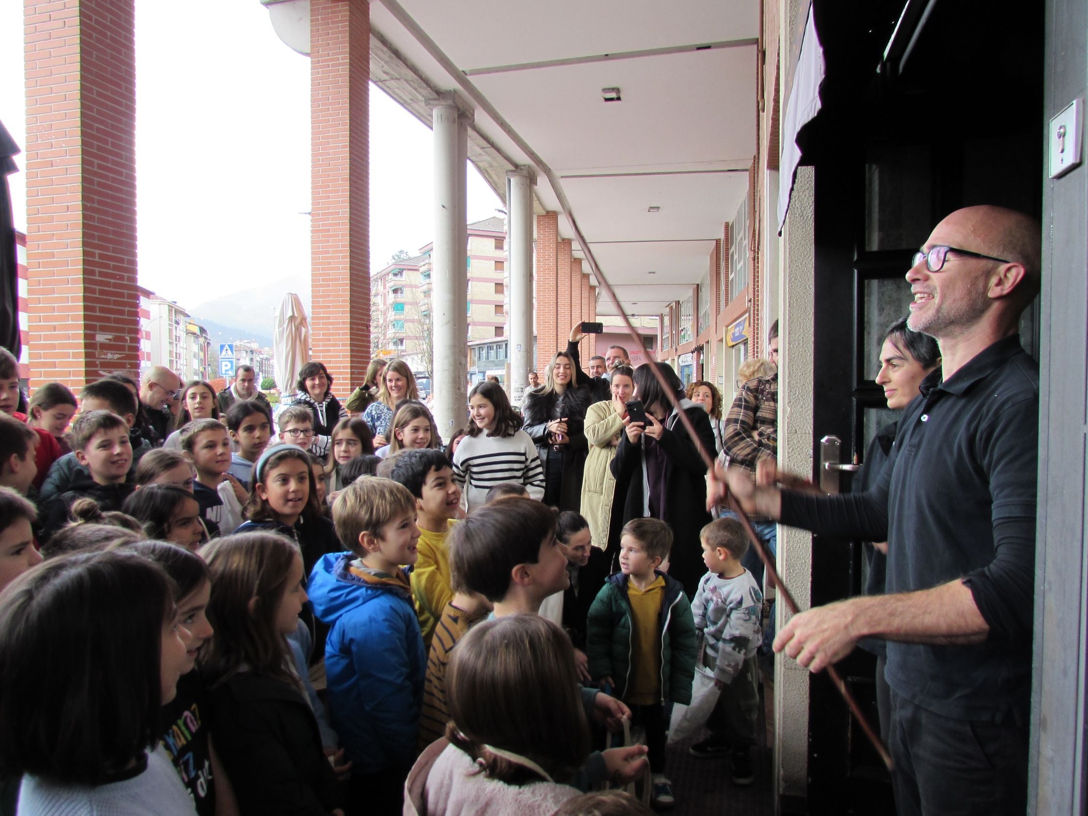 Ilusión y tradición en los bolo-bolos de San Nikolas
