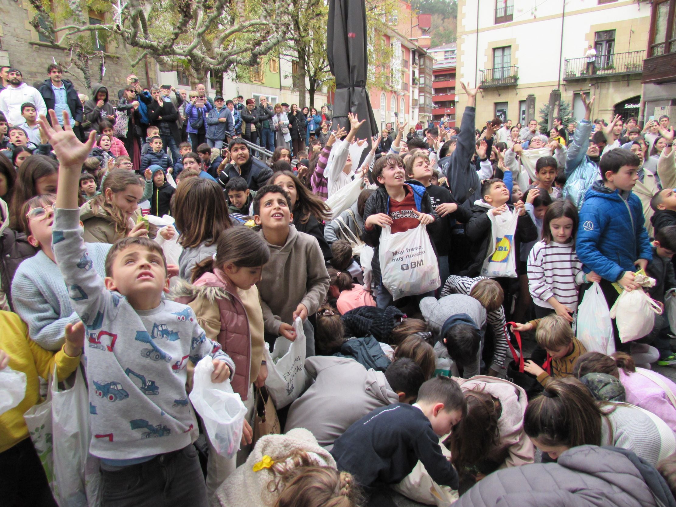 Ilusión y tradición en los bolo-bolos de San Nikolas