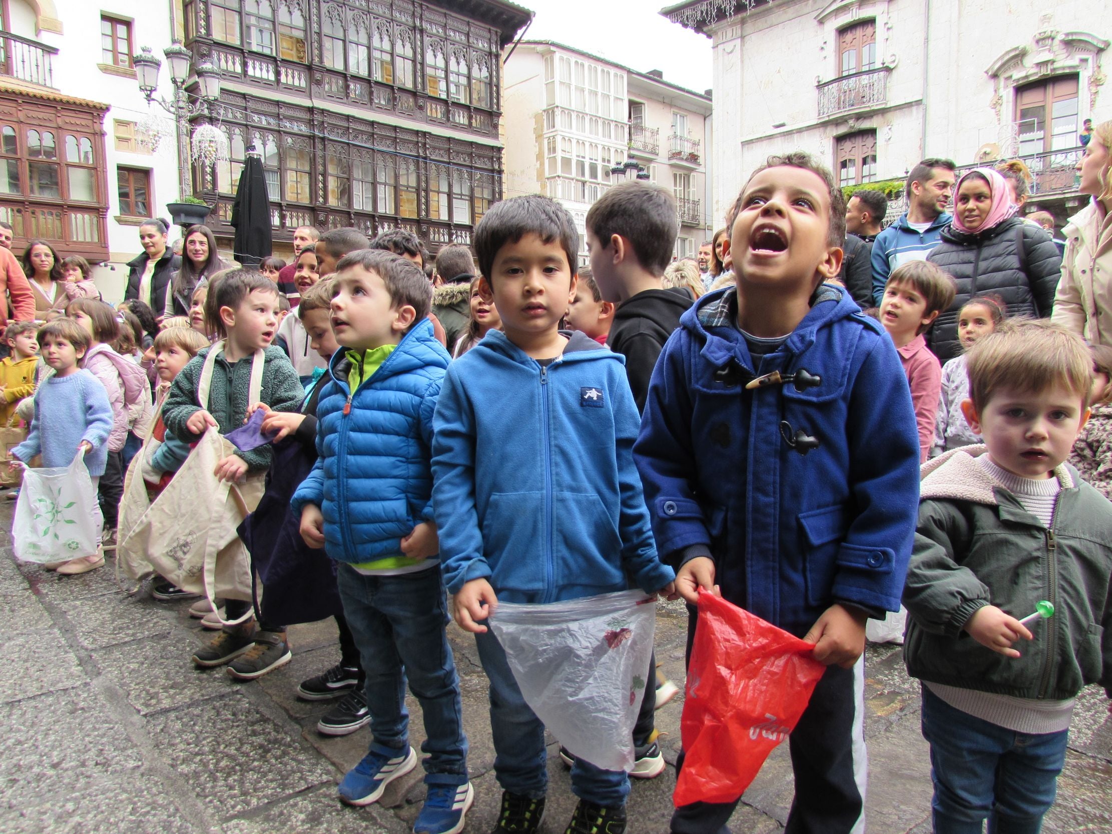 Ilusión y tradición en los bolo-bolos de San Nikolas