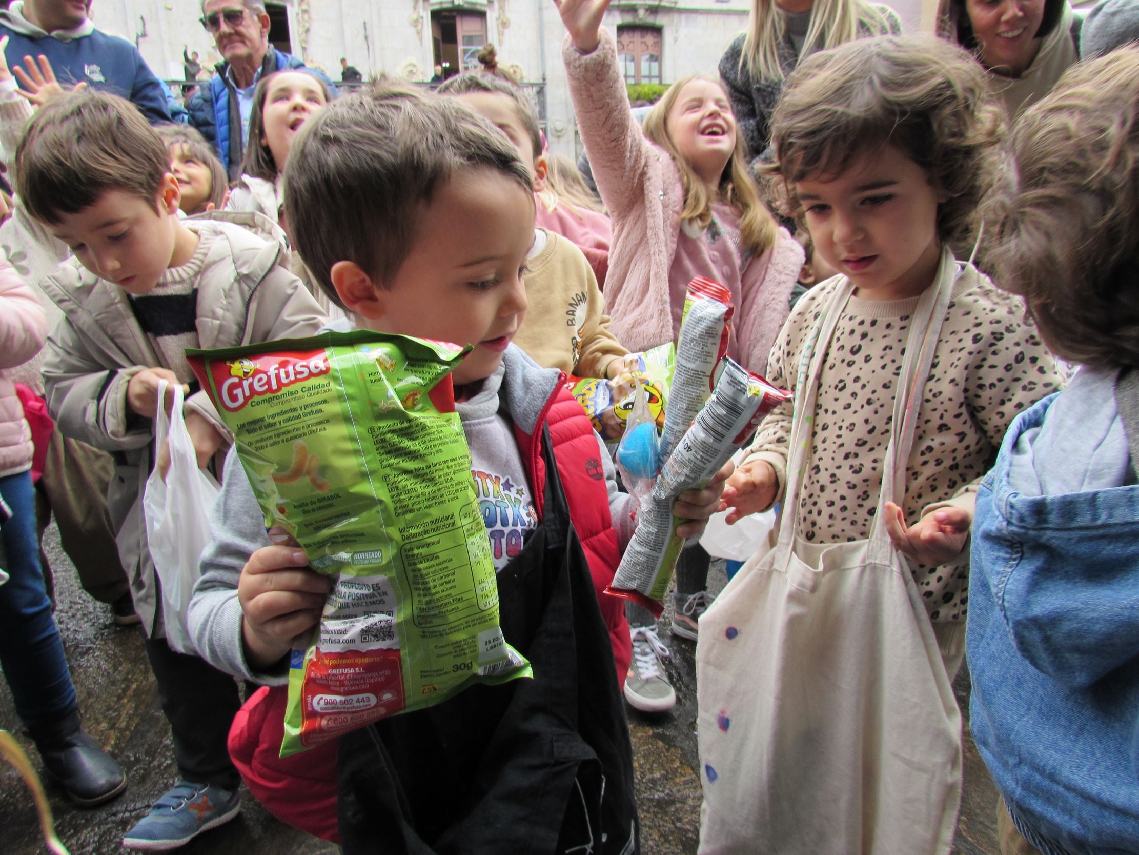 Ilusión y tradición en los bolo-bolos de San Nikolas