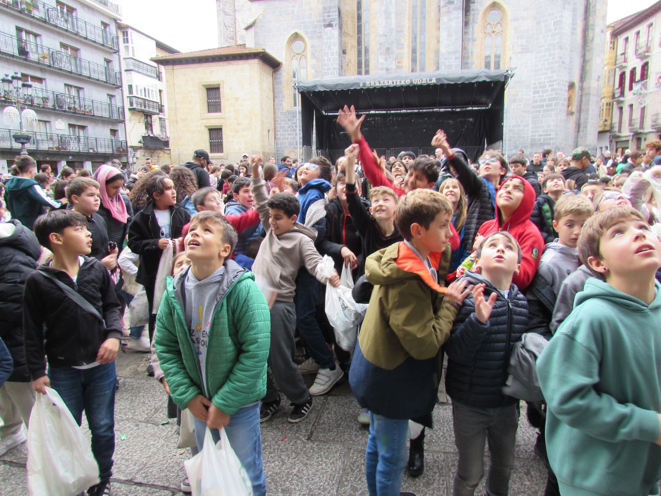 Ilusión y tradición en los bolo-bolos de San Nikolas