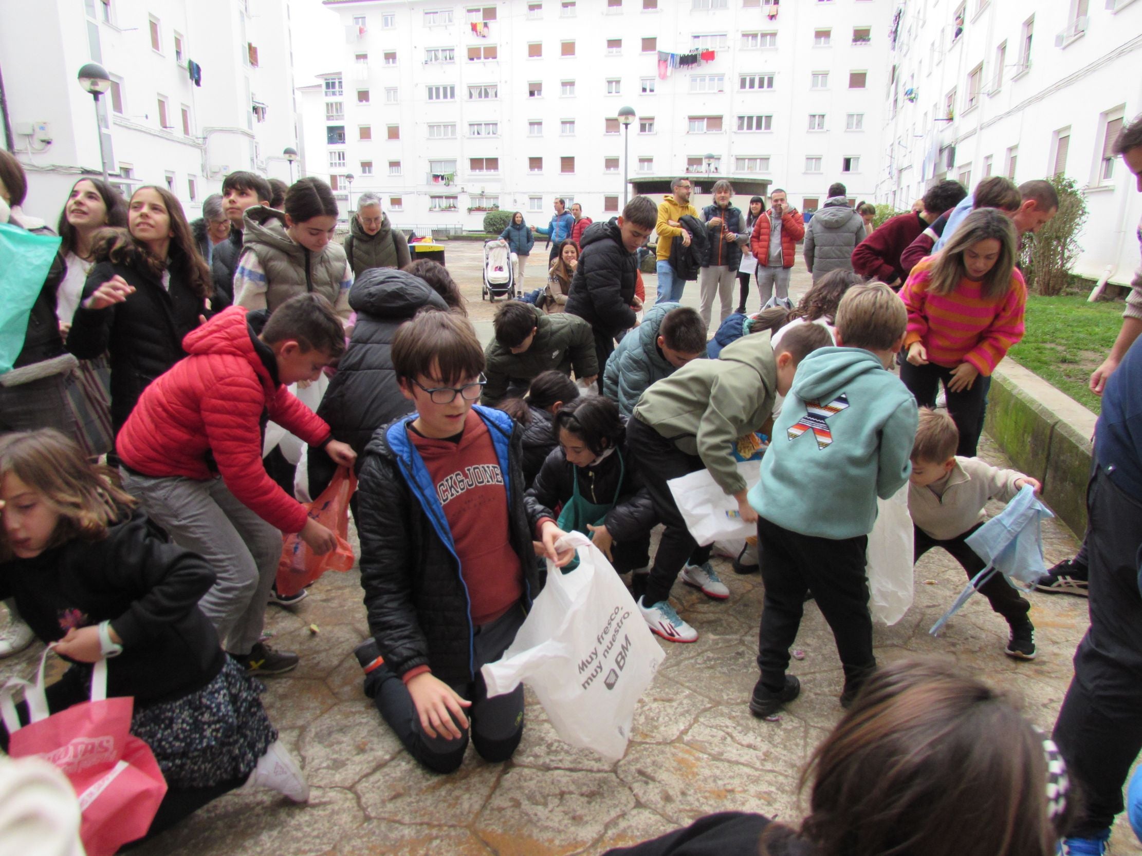 Ilusión y tradición en los bolo-bolos de San Nikolas