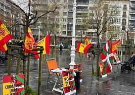 Los congregados han colocado banderas de España e ikurriñas con lemas en favor de la Constitución.