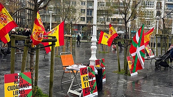 Constitucionalistas se manifiestan en San Sebastián en favor de la Carta Magna