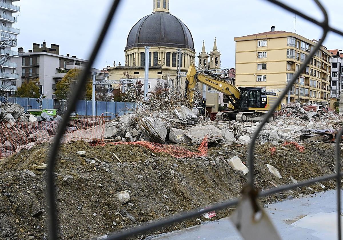Restos del antiguo edificio de comunicaciones.
