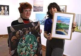 Ione Larrañaga eta Arrate Rodriguez, Atartean ikusgai dauden euren ilustrazioekin.