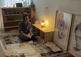 Irene Villalba, en su taller, junto a algunos de sus retratos.