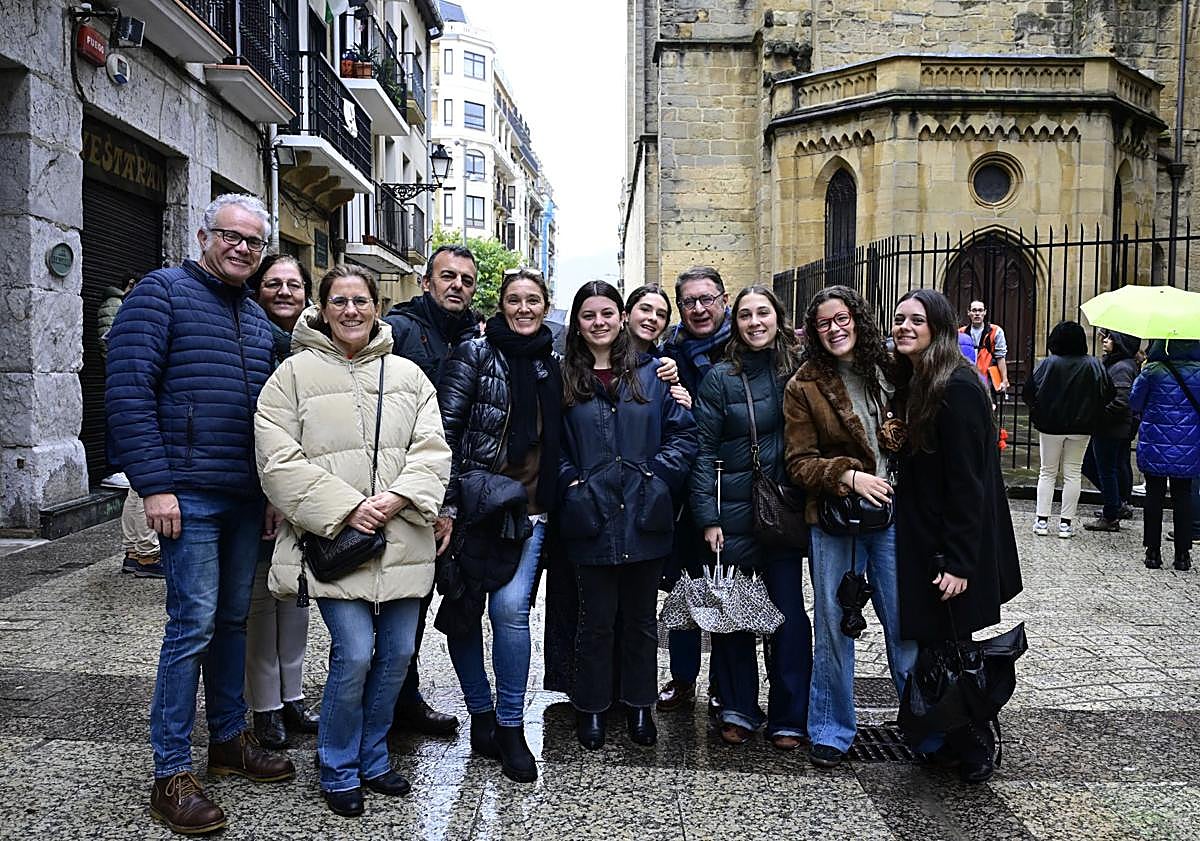 Imagen principal - «El fútbol es la excusa para pasar el puente en Donostia»