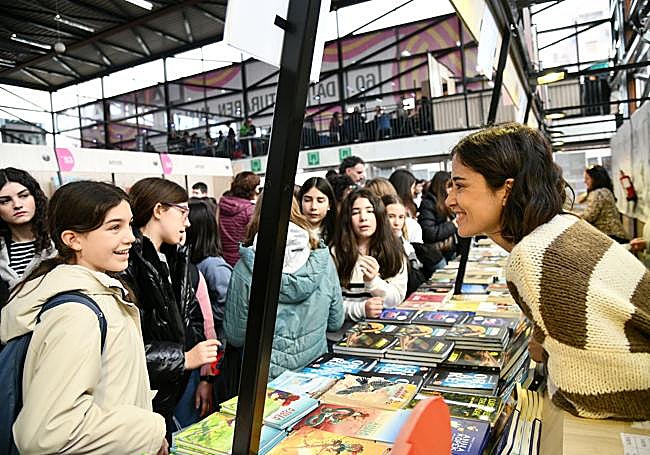 Nerea Loiola irakurle gazte batekin.